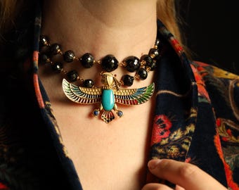 アールデコ調ブローチ、エジプト復興様式ジュエリー：18金無垢のエナメル製ラペルピン