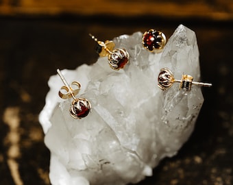 Handgemaakte Granaat Stud Oorbellen, Garnet Cabochon Studs, Victoriaanse stijl sieraden, januari Birthstone Sieraden Antieke Stijl Push Back Oorbellen