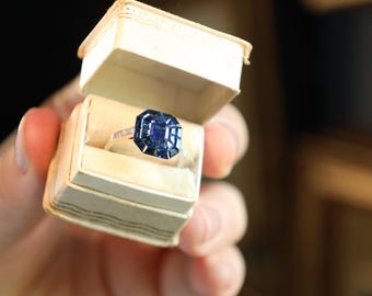 Anillo de compromiso de zafiro estilo art déco: regalo de aniversario