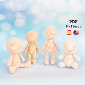 Puede incluir: Cuatro cuerpos de muñecas de ganchillo beige en varias poses. Las muñecas tienen cabezas, brazos y piernas redondeadas. El fondo es azul claro con bokeh blanco. Texto "PDF Pattern" con banderas española y estadounidense.