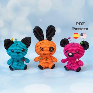 Puede incluir: Tres muñecos de ganchillo hechos a mano en azul, naranja y rosa, cada uno con detalles negros y rasgos faciales cosidos. Los muñecos tienen ojos de botón y están adornados con alfileres. La imagen incluye el texto "PDF Pattern".