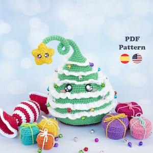 Puede incluir: Un juguete de árbol de Navidad de crochet con una cara sonriente, una estrella en la parte superior y rodeado de regalos y dulces. Patrón PDF.