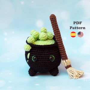Puede incluir: Un caldero negro tejido a ganchillo con burbujas verdes y una escoba marrón. El caldero tiene ojos grandes y redondos y pies pequeños. La escoba tiene un cepillo beige. El texto "PDF Pattern" es visible.