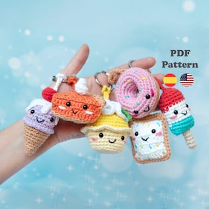 Może przedstawiać: Kolekcja kolorowych, szydełkowych breloków z motywem jedzenia, w tym rożek lodów, babeczka, pączek i lód na patyku. Każdy brelok ma uśmiechniętą twarz. Widoczny jest tekst "PDF Pattern".