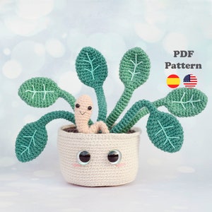 以下が含まれることがあります： 鉢植えの虫がいるかわいい植物の編み物パターン。パターンはスペイン語と英語で入手できます。PDFパターン