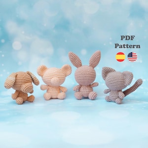 Puede incluir: Cuatro juguetes de animales de ganchillo en tonos beige y marrón claro, sobre un fondo azul claro. Los juguetes incluyen un perro, un oso, un conejo y un ratón. La imagen también incluye el texto "PDF Pattern" y banderas.