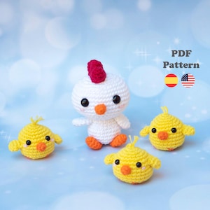 Puede incluir: Colección de juguetes de ganchillo hechos a mano, incluyendo un gran pollo blanco con cresta roja y tres pollitos amarillos. Los juguetes tienen ojos negros y picos y patas naranjas. Incluye el texto "PDF Pattern".