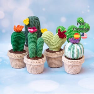 Puede incluir: Una colección de cactus de ganchillo hechos a mano en pequeñas macetas beige. Los cactus son de varios tonos de verde, con acentos florales coloridos en naranja, amarillo y rosa. La imagen tiene un fondo suave y borroso, y el texto "PDF Pattern" es visible.