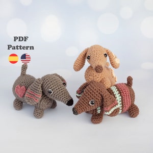 Puede incluir: Tres peluches de perro salchicha de crochet en diferentes colores y patrones. Los peluches están sentados sobre un fondo blanco. Los peluches están disponibles como patrón PDF.