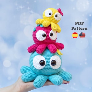 Puede incluir: Una pila de tres juguetes de pulpo de ganchillo en colores brillantes. El pulpo inferior es turquesa, el del medio es rosa y el superior es amarillo. Cada uno tiene ojos blancos grandes con pupilas negras. La imagen incluye el texto "PDF Pattern" y banderas.
