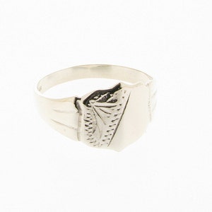 Sterling Silver Half Gravé Shield Signet Ring - UK Sizes P - T USA Tailles 7.5 - 9.5