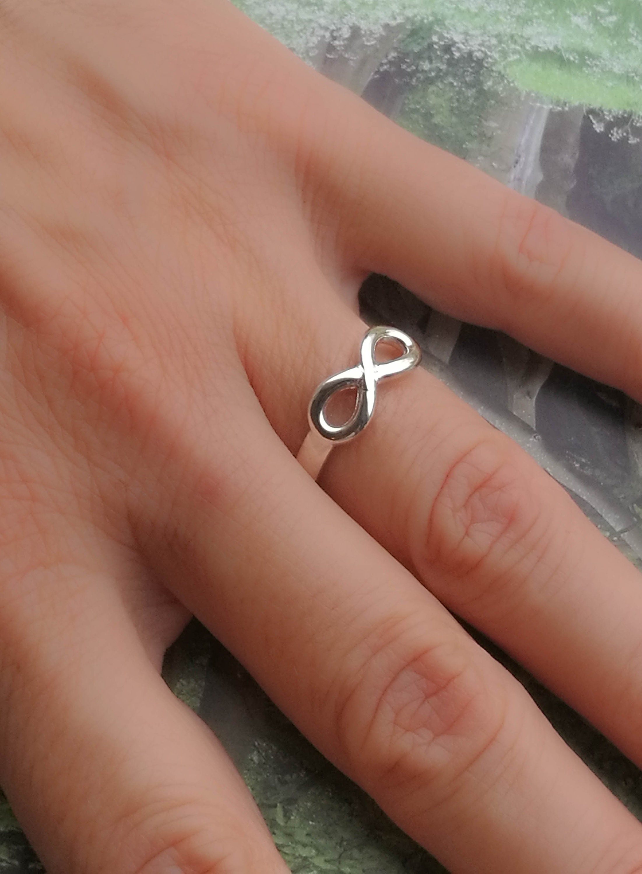 Anello Fascia Infinity Eternit&agrave; In Argento Sterling 925 Con Zirconi Blu E Bianchi &ndash; Taglie 5-10
