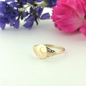 Anillo de sello ovalado personalizado de oro amarillo macizo de 9 quilates, grabado de letras monograma con fuente de bloque simple, delicado meñique para mujer, grabado a mano personalizado