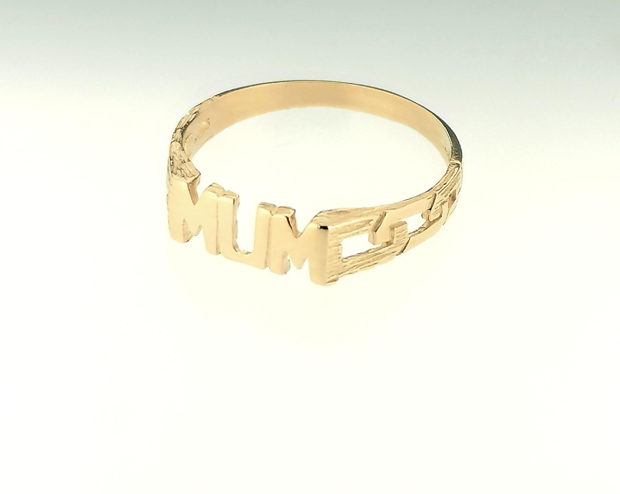Anillo De Oro Amarillo Con Acento De Diamante "MOM