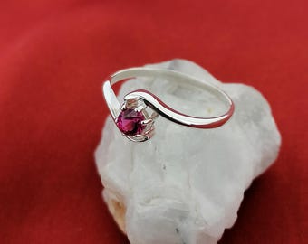 Bague rubis en argent sterling solitaire design croisé, rubis créé, pierre de naissance juillet, bague de fiançailles unique en rubis rond de 4 mm