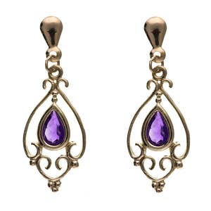 Könnte beinhalten: Ein Paar goldene Ohrhänger mit jeweils einem violetten Amethyst-Edelstein. Die Ohrringe haben ein zartes, verziertes Design.