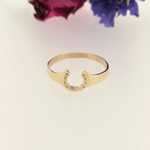 Anel Ferradura da Sorte em Ouro Amarelo Maciço 9k, Presente Ideal para Amantes de Cavalos, Joia Equestre para Corridas de Cavalos, Anel em Ouro 9k com Formato de Ferradura