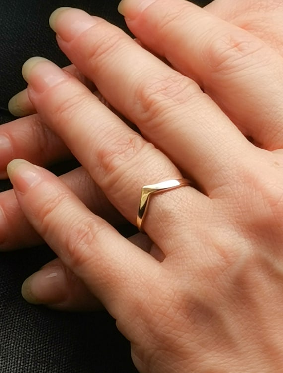 Solider 9 Karat Gelbgold Wishbone Ring minimalistischer V formiger Ring schmale Stapelring fur Frauen britisches Symbol der Liebe und viel Gluck Etsy