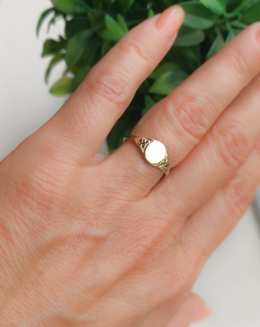 Chevalière ovale en or jaune massif carats, petit doigt délicat