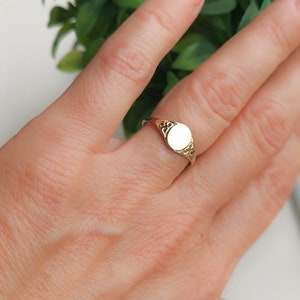 Solid 9ct Yellow Gold Oval Signet Ring, Minimal Ladies Dainty Pinky Finger, Engraved Design, Highly Polished Finish, Real 9K Minimalist Ring