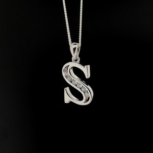 Colgante de plata de ley con letra S, collar personalizado con inicial S, encanto de letra S con bloque personalizado para damas Zirconia cúbica