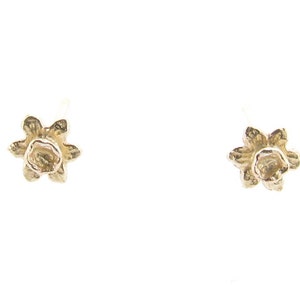 Solid 9ct Yellow Gold Small Daffodil Flower Stud Earrings, Ladies Nature Lover Floral Jewellery, Womens Tiny Minimalist Studs, Gift for Her