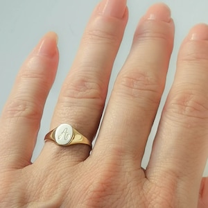 Anillo de sello ovalado liso de oro amarillo macizo de 9 quilates con letra cursiva personalizada grabada a mano, monograma personalizado con sello británico, regalo para caballero y dama.