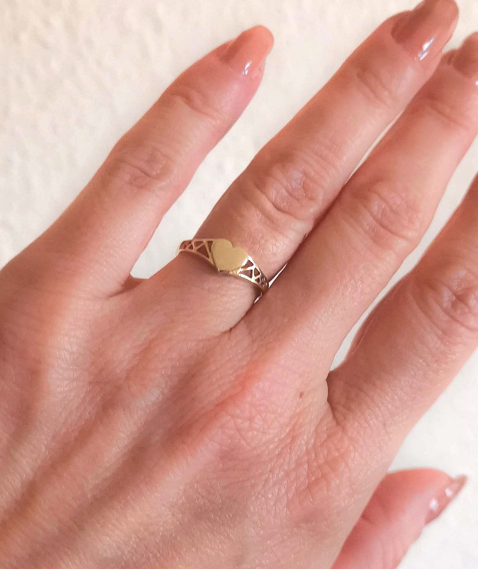Solider Gelbgoldring Aus 9 Karat (375) Gelbgold, Zur Hälfte Gravierter Ovaler Siegelring Für Damen, Schmaler Minimalistischer Kleiner Zierlicher