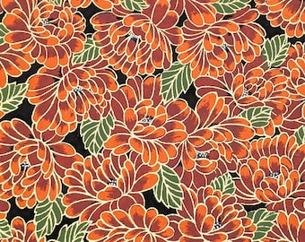 Puede incluir: Una tela negra con un patrón repetitivo de flores de crisantemo naranja y marrón con hojas verdes.
