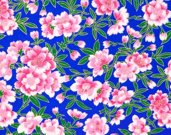 Puede incluir: Una tela azul con un patrón repetitivo de flores rosas y blancas con hojas verdes.