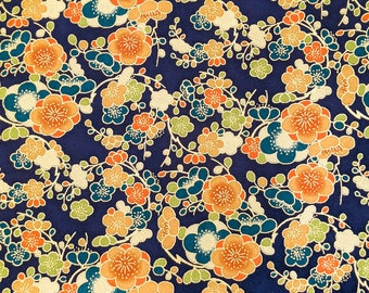 Puede incluir: Primer plano de una tela con un patrón floral repetitivo. Las flores son naranjas, turquesas y blancas, sobre un fondo azul oscuro. El diseño tiene una estética tradicional, posiblemente japonesa.
