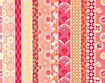 Puede incluir: Una colección de 10 tiras de tela con diferentes patrones en tonos de rosa, rojo y amarillo. Los patrones incluyen formas geométricas, flores y diseños japoneses tradicionales.