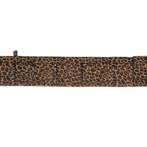 Pu&ograve; includere: Un organizzatore in tessuto con stampa leopardata marrone e nera con pi&ugrave; tasche. L'organizzatore ha un anello in cima per appenderlo.