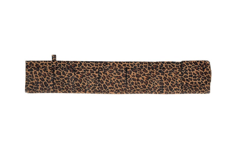 Pu&ograve; includere: Un organizzatore in tessuto con stampa leopardata marrone e nera con pi&ugrave; tasche. L'organizzatore ha un anello in cima per appenderlo.