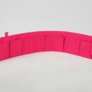Pu&ograve; includere: Un portafoglio in tessuto rosa con pi&ugrave; scomparti e una chiusura a zip.