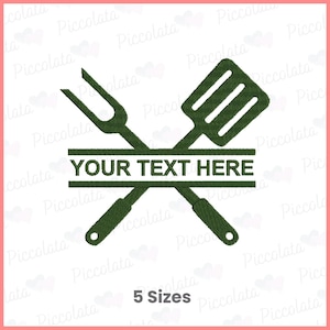 Puede incluir: Diseño de bordado verde de una espátula y un tenedor cruzados con una pancarta que dice "YOUR TEXT HERE".