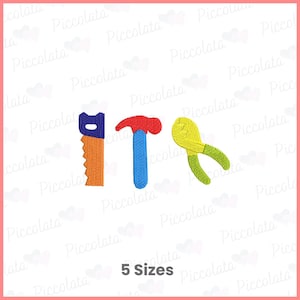 Pode incluir: Ferramentas bordadas coloridas que formam a palavra "ITS". As ferramentas incluem uma serra, um martelo e alicates. O texto "5 Sizes" está abaixo. Fundo branco com borda rosa.