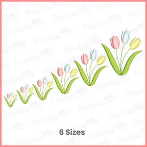 Könnte beinhalten: Ein Set mit sechs Stickmustern, die Reihen von pastellrosa, blauen und gelben Tulpen mit grünen Blättern zeigen. Die Muster sind in aufsteigender Größe angeordnet, wobei das größte Muster oben liegt. Der Text "6 Größen" ist unter den Mustern gedruckt.