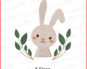 Puede incluir: Un conejito blanco con mejillas rosadas y una nariz marrón está rodeado de hojas verdes. El conejito está mirando hacia la derecha. El texto "5 Sizes" está debajo del conejito.