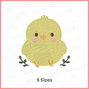 Può includere: Un pulcino giallo con guance rosa e un piccolo becco, circondato da foglie verdi. Il pulcino è seduto sui suoi piedi e ha un aspetto carino e da cartone animato. L'immagine include il testo "5 Sizes".
