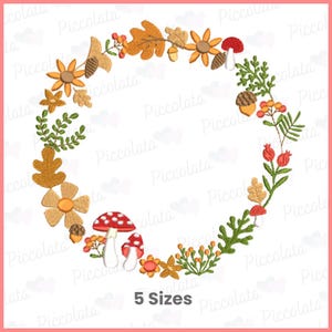 Peut inclure: Une couronne faite de feuillage d'automne, de fleurs et de champignons. La couronne est en forme de cercle et a un fond blanc. La couronne est décorée de champignons rouges, de fleurs jaunes, de feuilles brunes et de feuillage vert. Le texte "5 Sizes" est en bas de l'image.