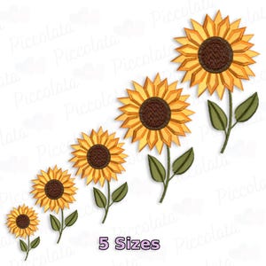 Könnte beinhalten: Fünf gestickte Sonnenblumenmotive in verschiedenen Größen, von klein bis groß. Die Sonnenblumen sind gelb mit braunen Zentren und grünen Stielen und Blättern.