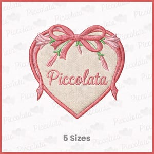 Puede incluir: Diseño bordado en forma de corazón con la palabra "Piccolata" en escritura rosa. Un lazo rosa y detalles florales adornan la parte superior. El diseño está sobre un fondo beige, con el texto "5 Sizes" en la parte inferior.
