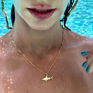 シャークエンジェル - 18Kゴールドのシャークペンダント、シャークネックレス、ゴールドシャークペンダント、ゴールドシャークネックレス、ミニマリストネックレス、ダイバーネックレス