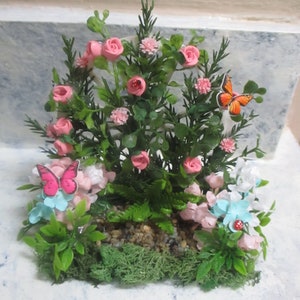 Miniature Floral Garden Wagon Wheel: Dollhouse Diorama (4&quot;x4&quot;)