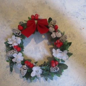 Byers Choice Accessory/Christmas 3 1/2&quot; Wreath/white silk floral/pine cones/red berries/red bow/wired leaf wreath