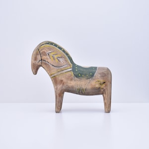 Limited edition, Regnsjöhäst, World&#39;s oldest rose-painted Dala horse (1783), hand made in 2022 in Stockholm, Sweden
