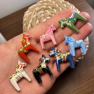 Miniatyr handmålad dalahäst: Svensk folkkonstfigur, storlek 3 cm (1,18 tum)