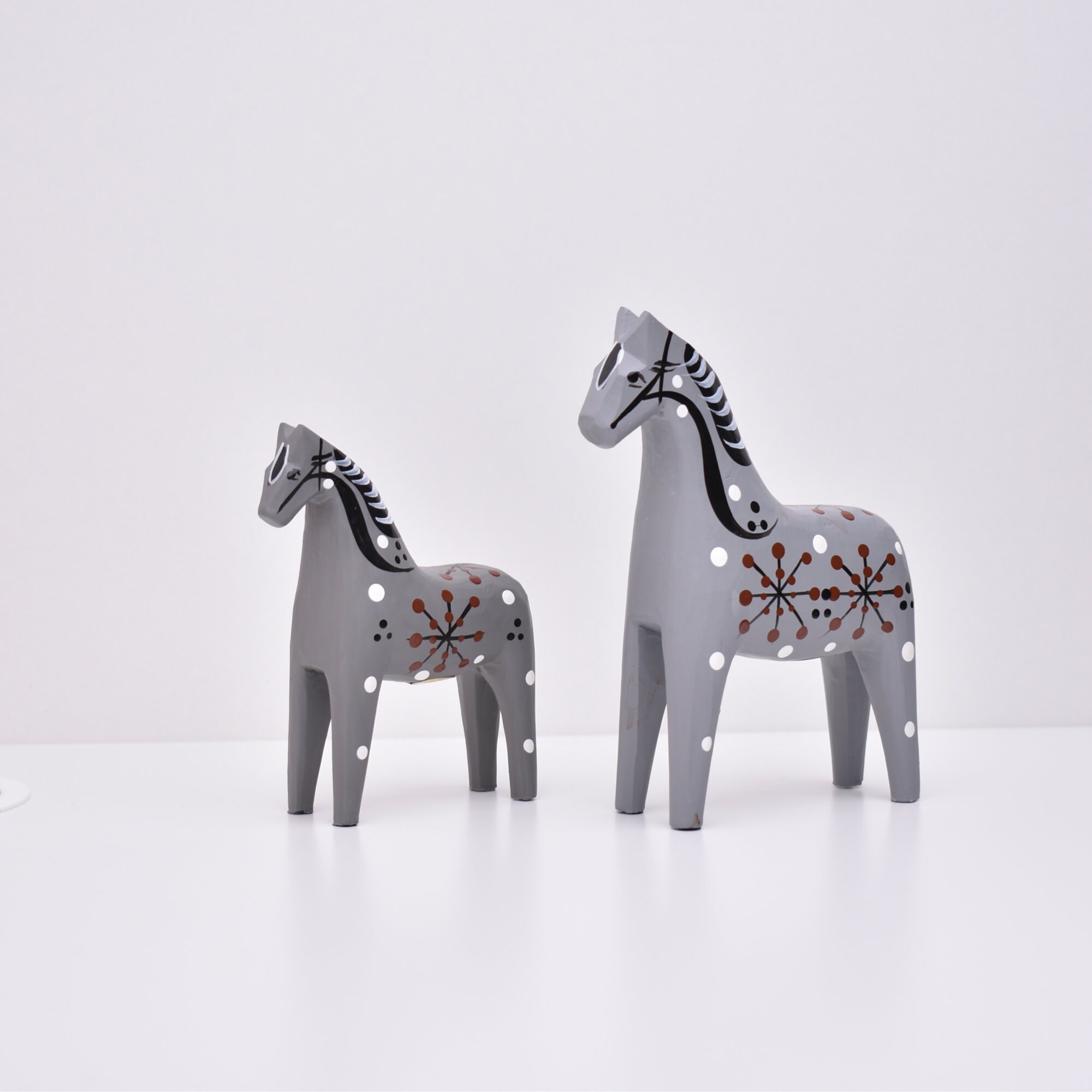 手彫りのダーラ馬：スウェーデンの民芸品、寡黙な馬 - Etsy 日本