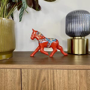 Cavalo Dala Vermelho Correndo – Pintado à Mão na Suécia | Arte Popular Kurbits | Dalarna Colecionável